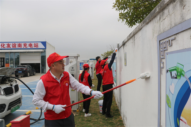 中馬合資公司黨支部與中石油友誼南加油站黨支部開展刷墻黨建聯(lián)建活動