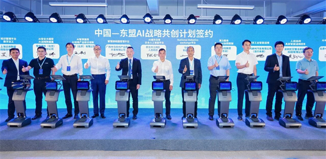 智啟新機 聚勢共贏‖中馬合資公司簽約亮相...